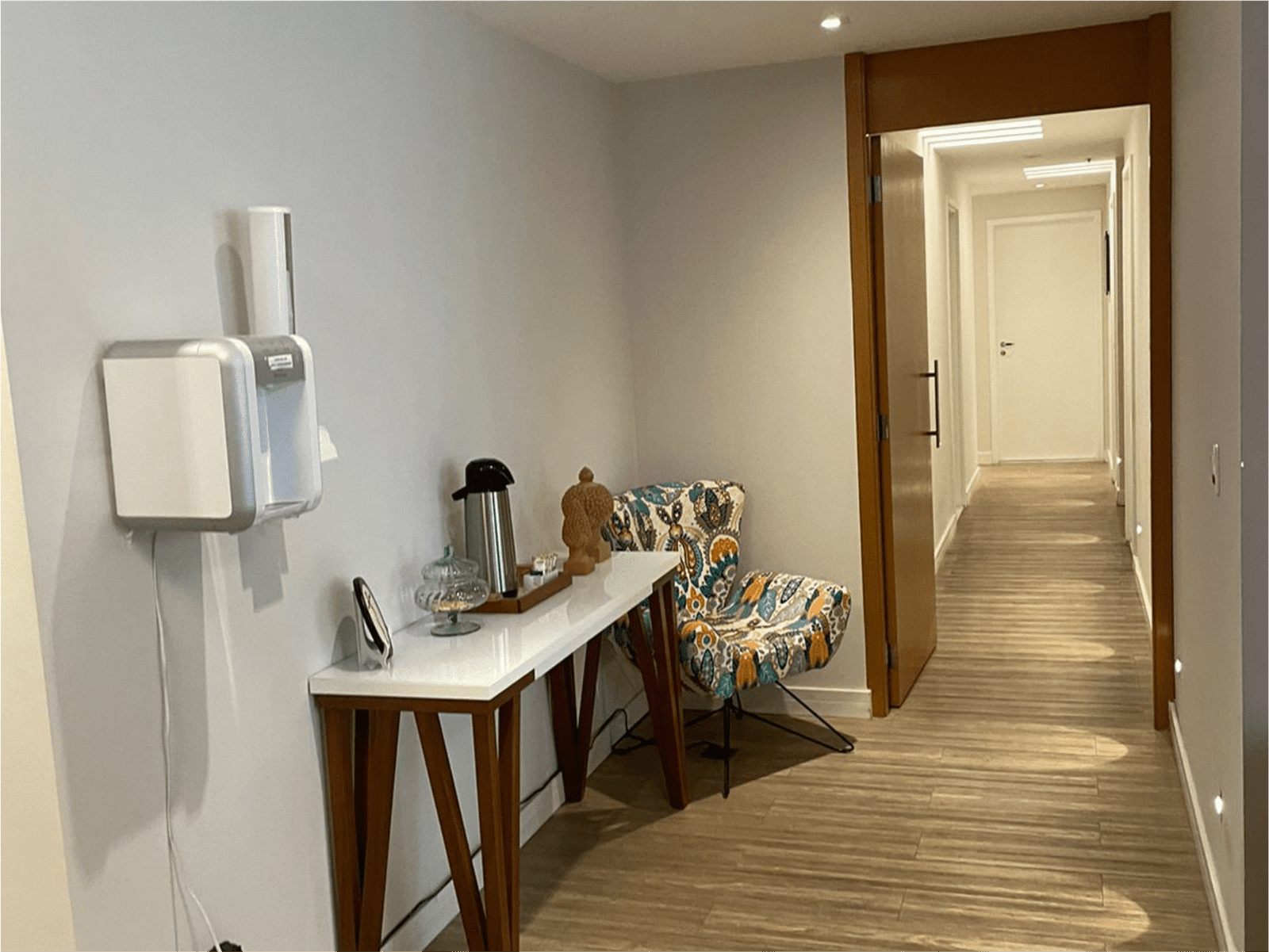 Corredor de acesso aos consultórios da Clínica Maxx Doctor