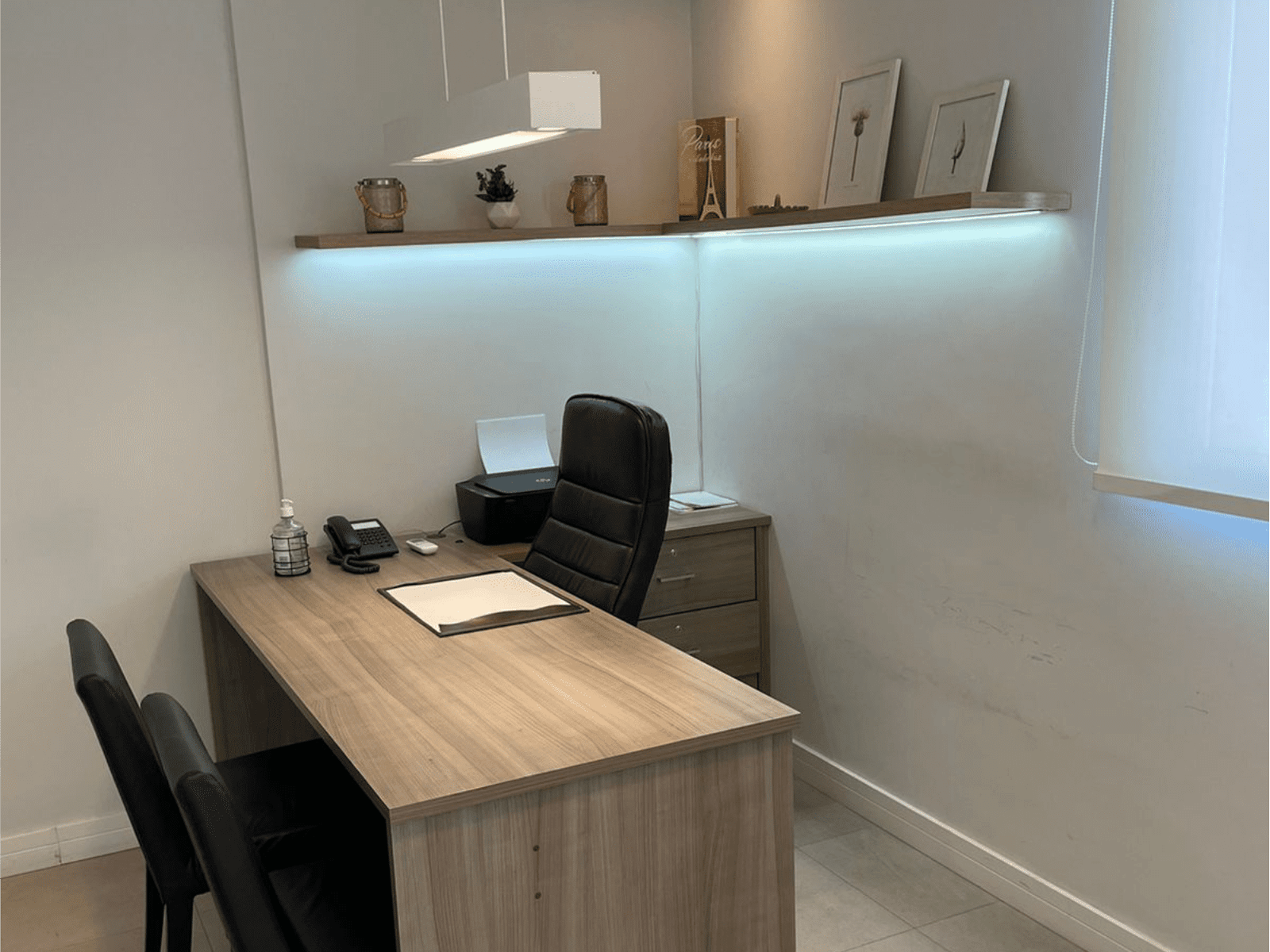 Consultório com mesa de atendimento da Clínica Maxx Doctor
