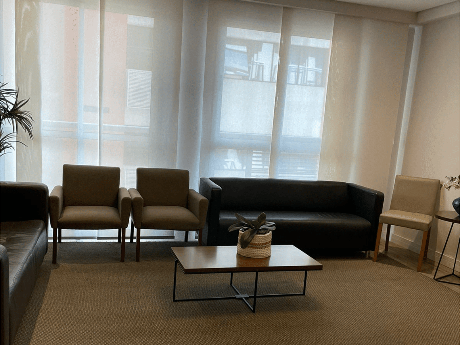 Sala de espera da Clínica Maxx Doctor com sofás e poltronas