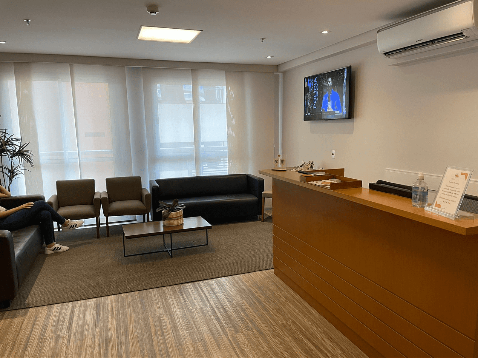 Recepção e sala de espera da Clínica Maxx Doctor